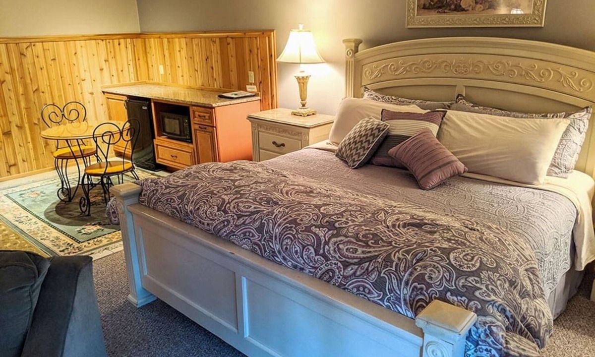 Prudenville Bed & Breakfast | Springbrook Inn East Room