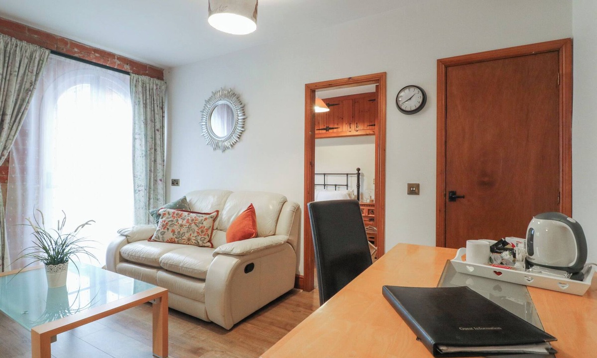 Castle Donington Cottage | Stables