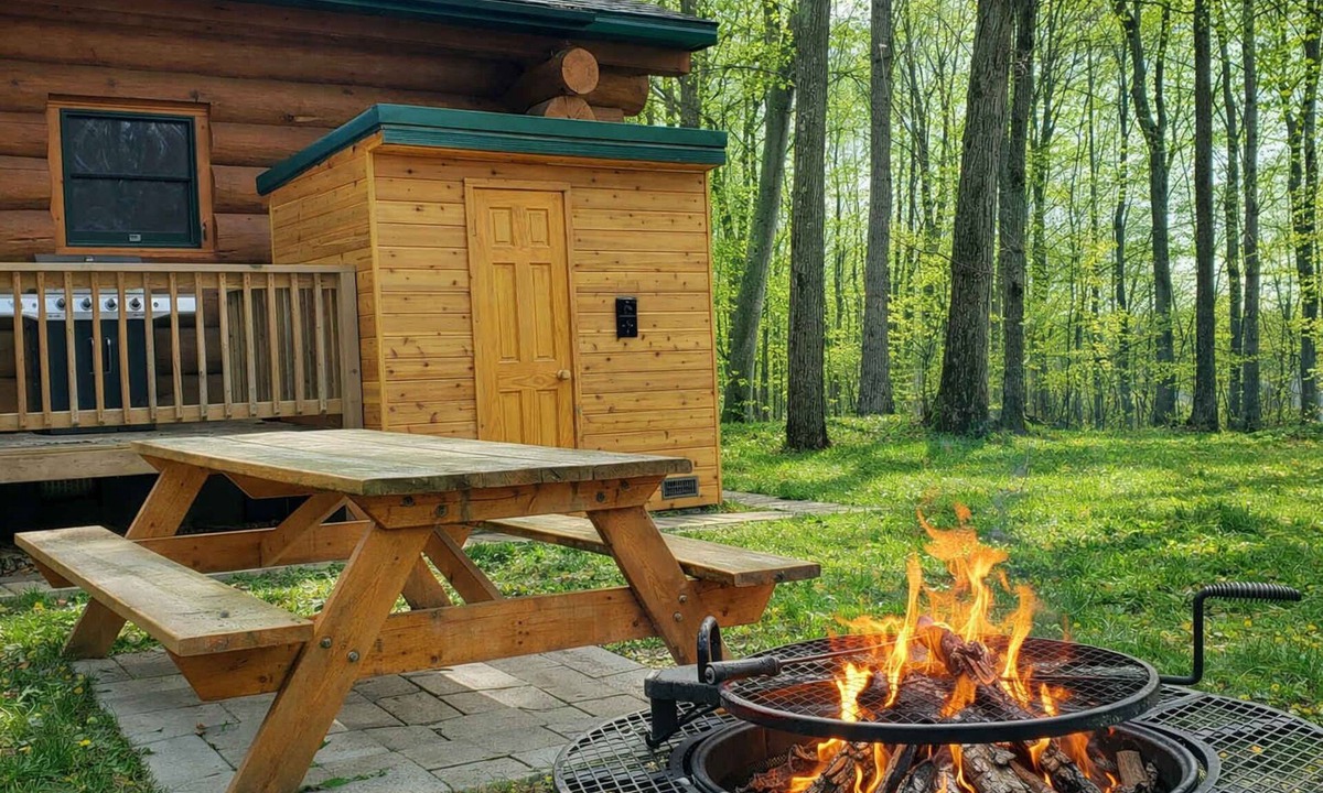 Beulah House | Stagecoach Inn Log Cabin 10 Acres Wooded Setting