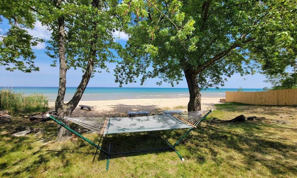 Oscoda Cottage | Starry Nights - Cozy Cottage on beautiful Lake Huron in Oscoda, MI