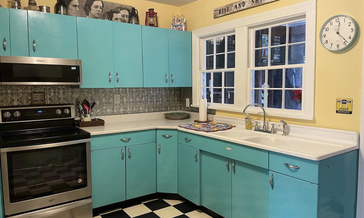 Bardstown Apartment | Stay downtown within walking distance of restaurants, shopping, and breweries!