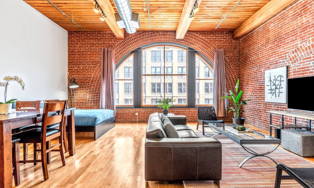 Downtown West Apartment | StaySTL- Stays-3 Bed Loft-Central Location-W/D-Dogs