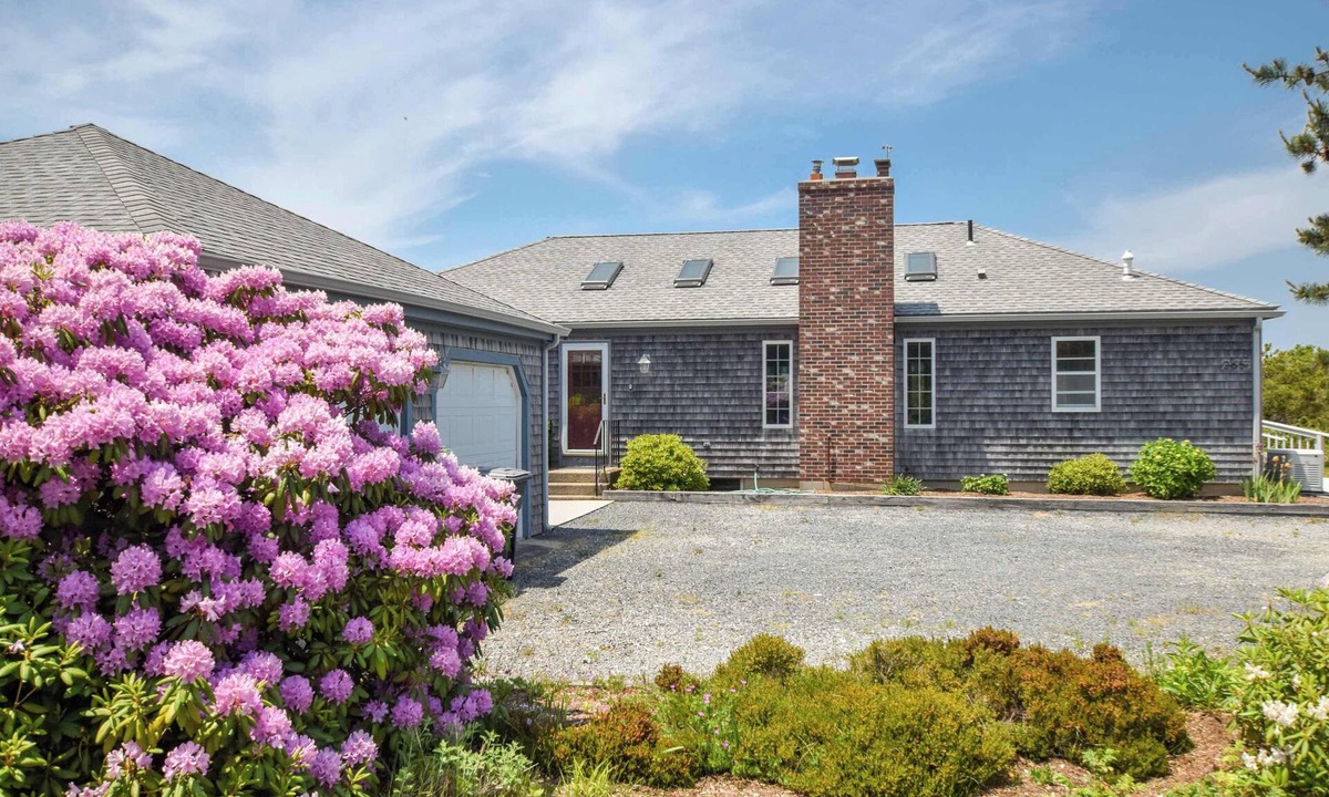 North Eastham House | Steps to Private Association Beaches!