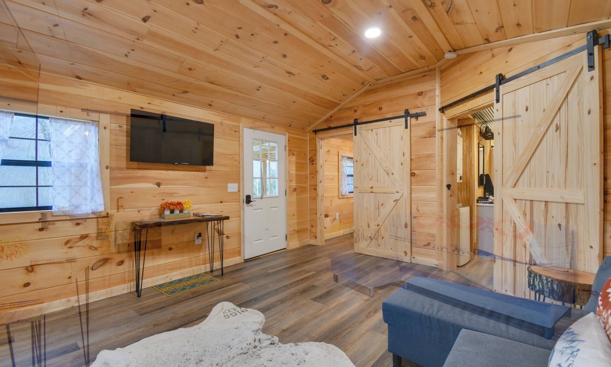 Lynx Cottage | Stout Cabin w/Fire Pit: 1 Mi to Ohio River!