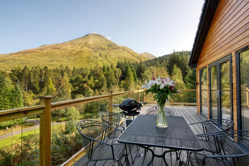 Crianlarich Ski Chalet | Stunning 5 star lodge with loch and mountain views
