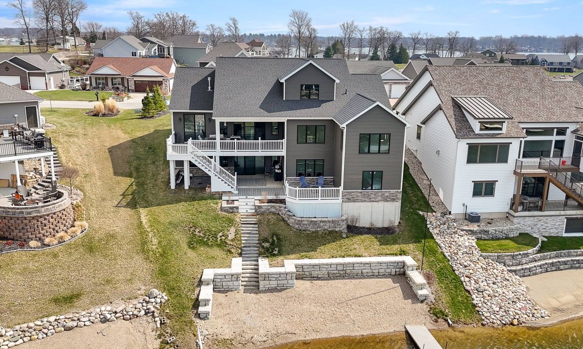 Hamilton House | Stunning 6 Bedroom Lake House Retreat on Hamilton Lake
