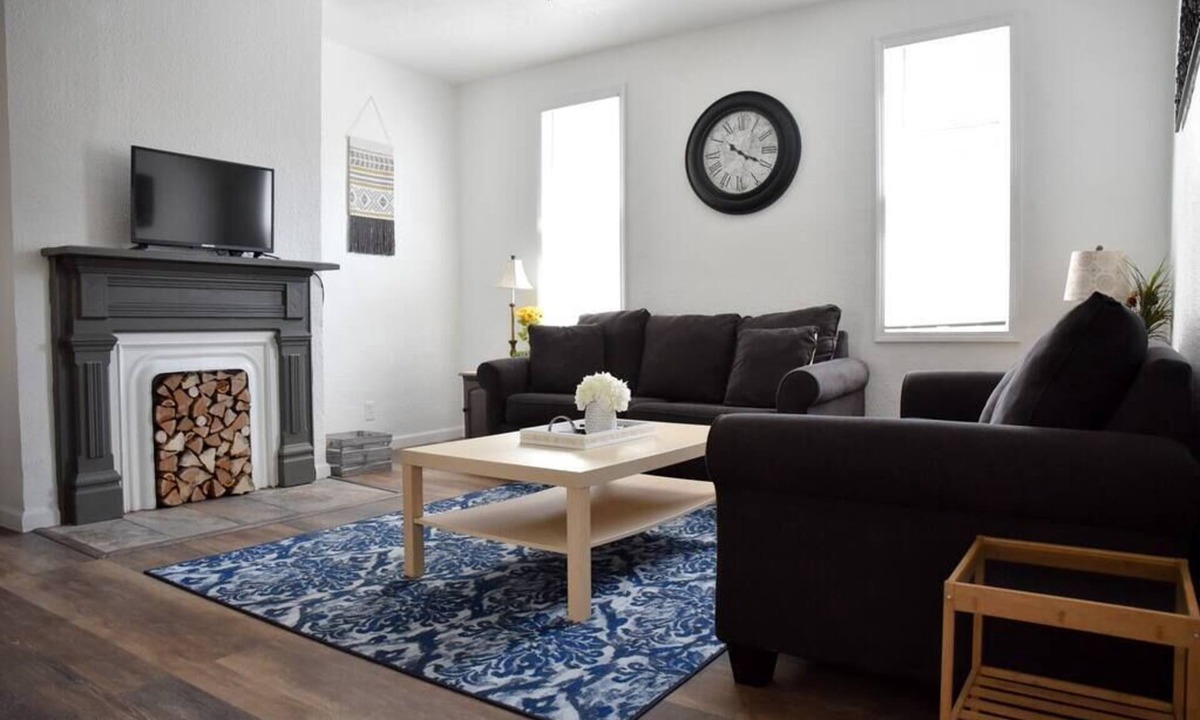 Crafton House | Stunning Apartment Near Downtown North Shore & More