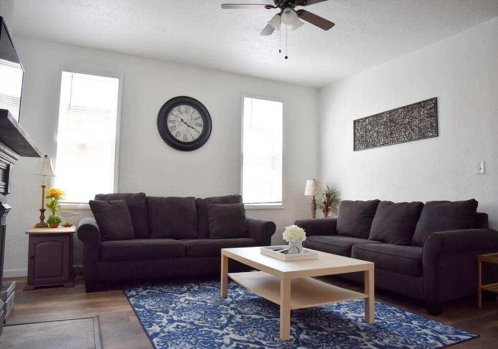 Crafton House | Stunning Big Home Near Downtown North Shore & More