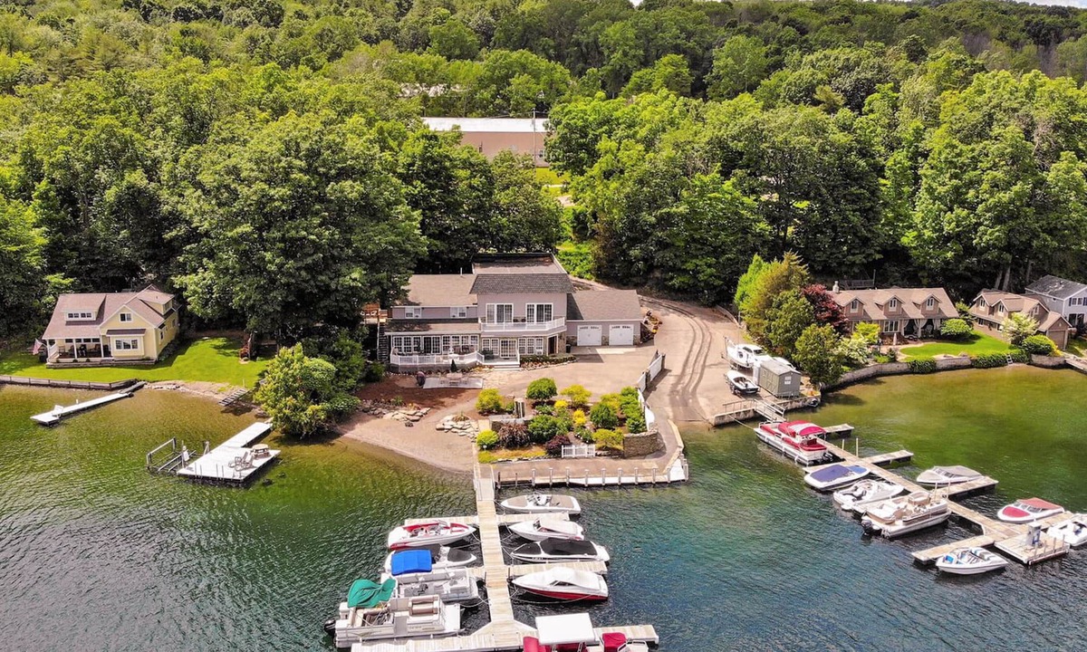 Town of Jerusalem House | Stunning, Fully-Loaded Home with Pool Table, and Dock