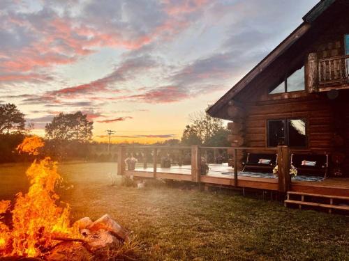 Ironwood House | Stunning Log Cabin Getaway at The Hannu Haus