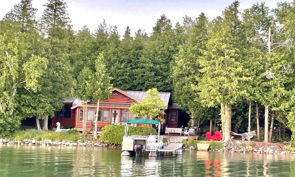 Presque Isle House | Stunning Log Cabin + Bunkhouse on Grand Lake w/kayaks