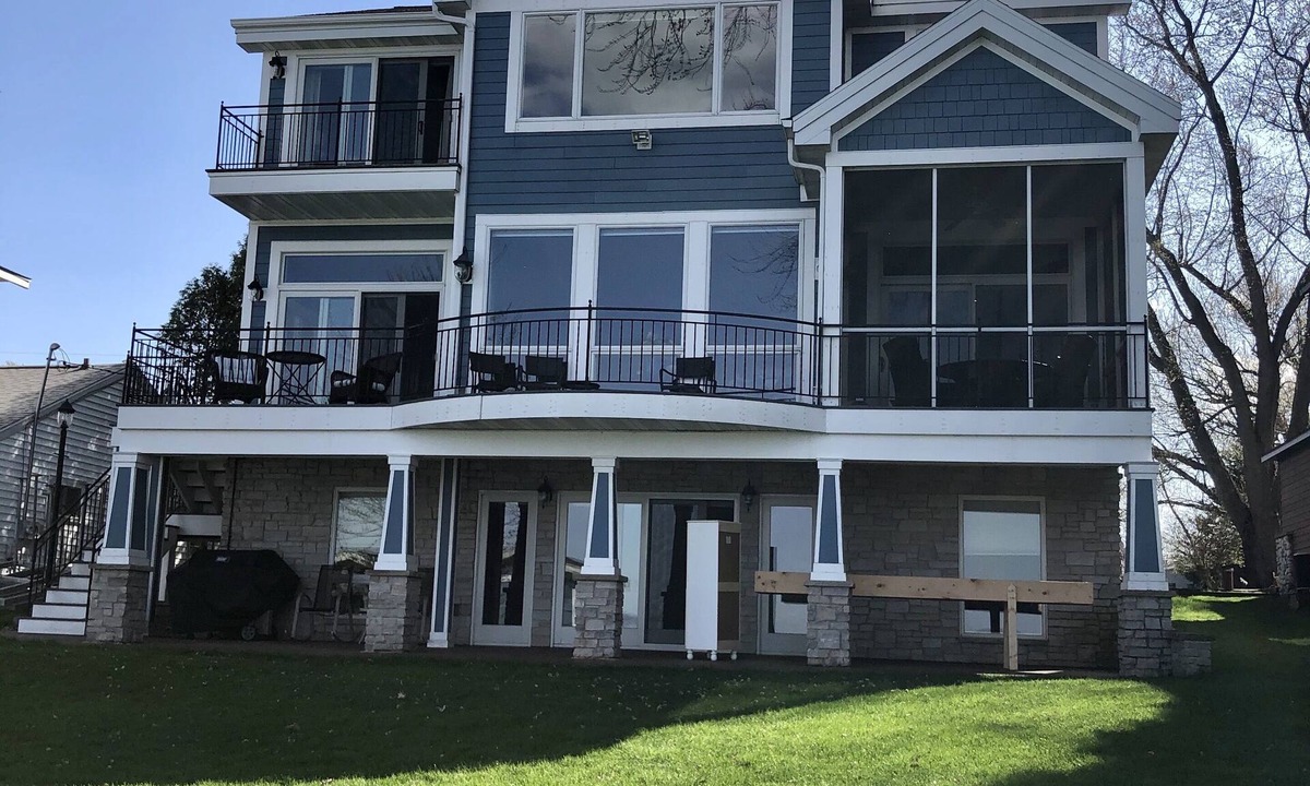 Markesan House | Stunning luxury 7 Bedroom Green Lake home on private lakefront
