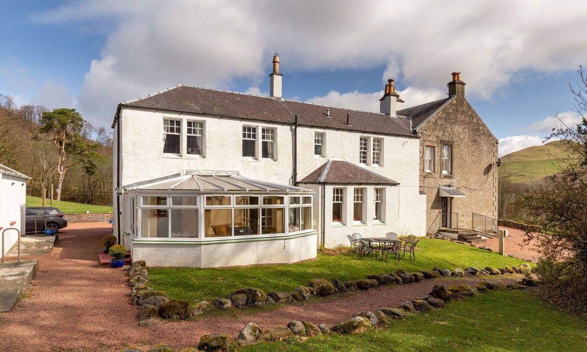 Maybole Villa | Stunning private villa for 8 guests with TV, patio, pets allowed and panoramic view