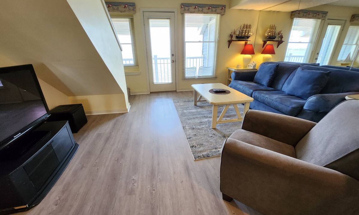 Traverse City Condo | Stunning Views, Private Master Suite - North Shore Inn Condo 306