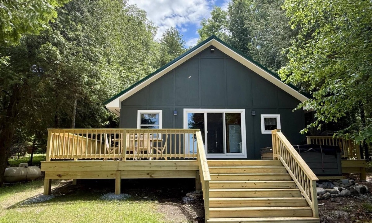 Drummond House | Sturgeon Bay Chalet on Drummond Island