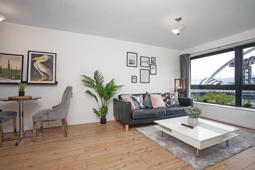 Glasgow Apartment | Stylish 2BR Flat Sleeps 4 with Parking Kinning Park