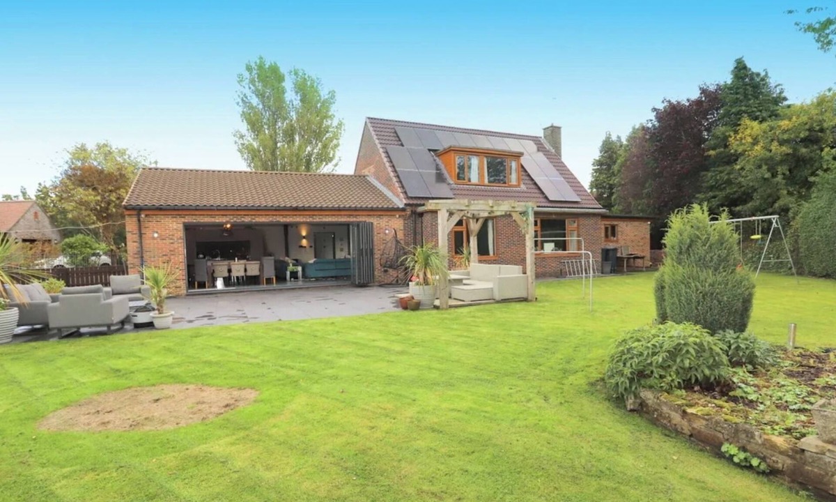 West Rainton House | Stylish 6 Bed - Huge Garden, 10 min to Durham City