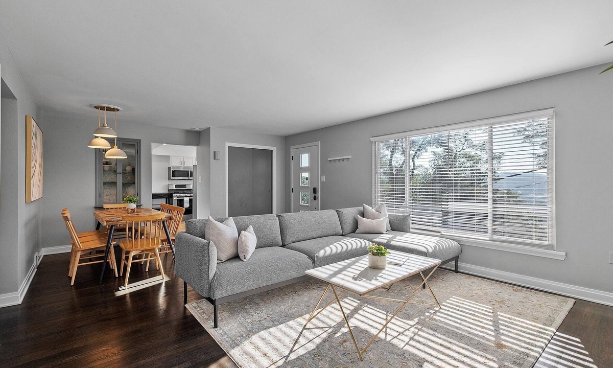 Millvale House | Stylish and Bright 3Bedroom Home, Amazing Deck, Game Room