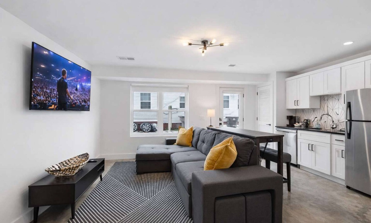 Haynes Area House | Stylish and modern luxe unit near Broadway Nash!