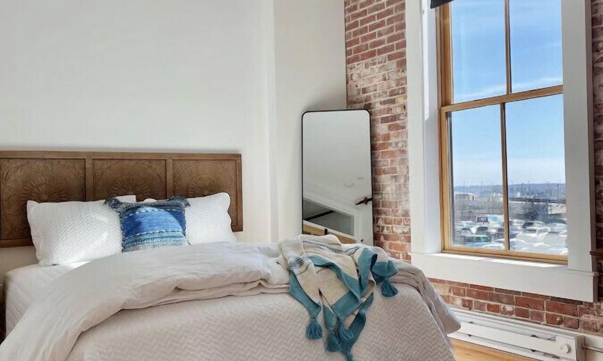 Downtown Portland Apartment | Stylish Brownstone Downtown Free St|Perfect Getaway for 2