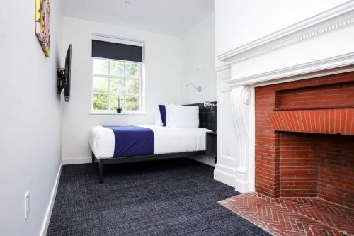 Fenway–Kenmore Apartment | Stylish Hotel Room in Boston's Fenway - Unit #104 v2