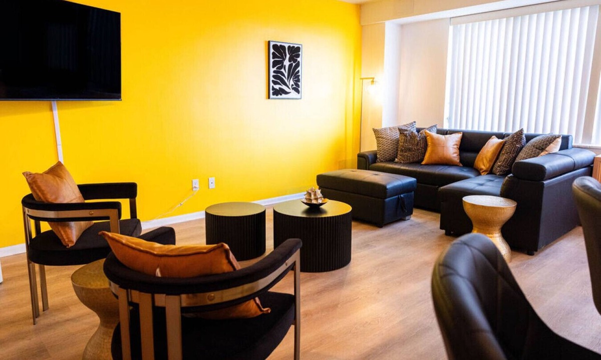 Lakewood Condo | Stylish Modern 2-Bed Condo Near Downtown