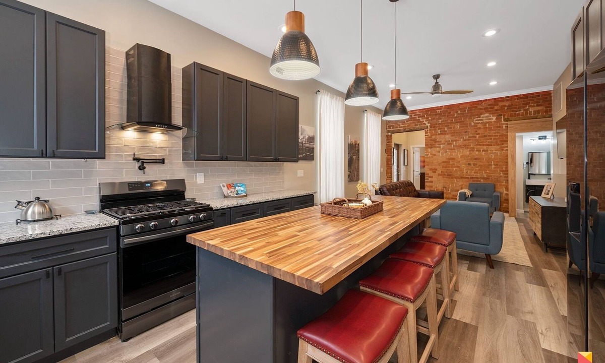 East Price Hill House | Stylish Townhouse with Game Room, King Suite