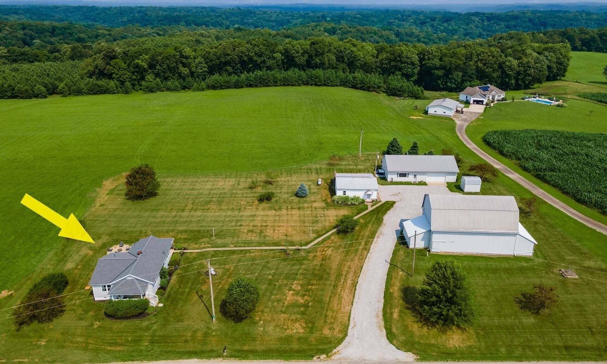 Sugar Grove House | Sugar Grove Farmhouse - Hocking Hills! - Hot Tub!