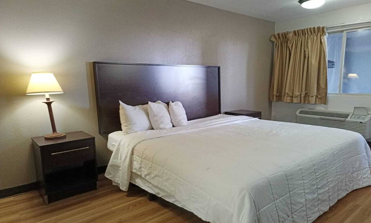 Wichita Falls Apartment | Suite - King Bed Non - Smoking
