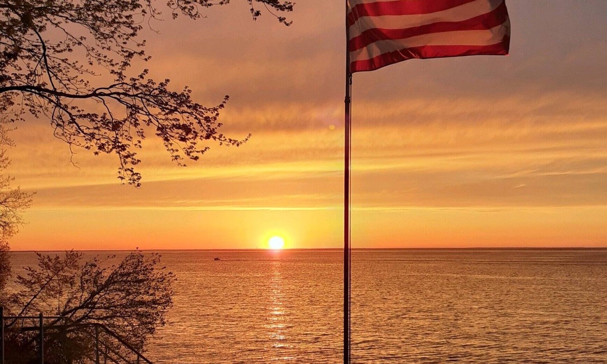 Vermilion Cottage | Summer 2025 DATES OPEN! VERMILION Cottage. Two minute walk to private beach
