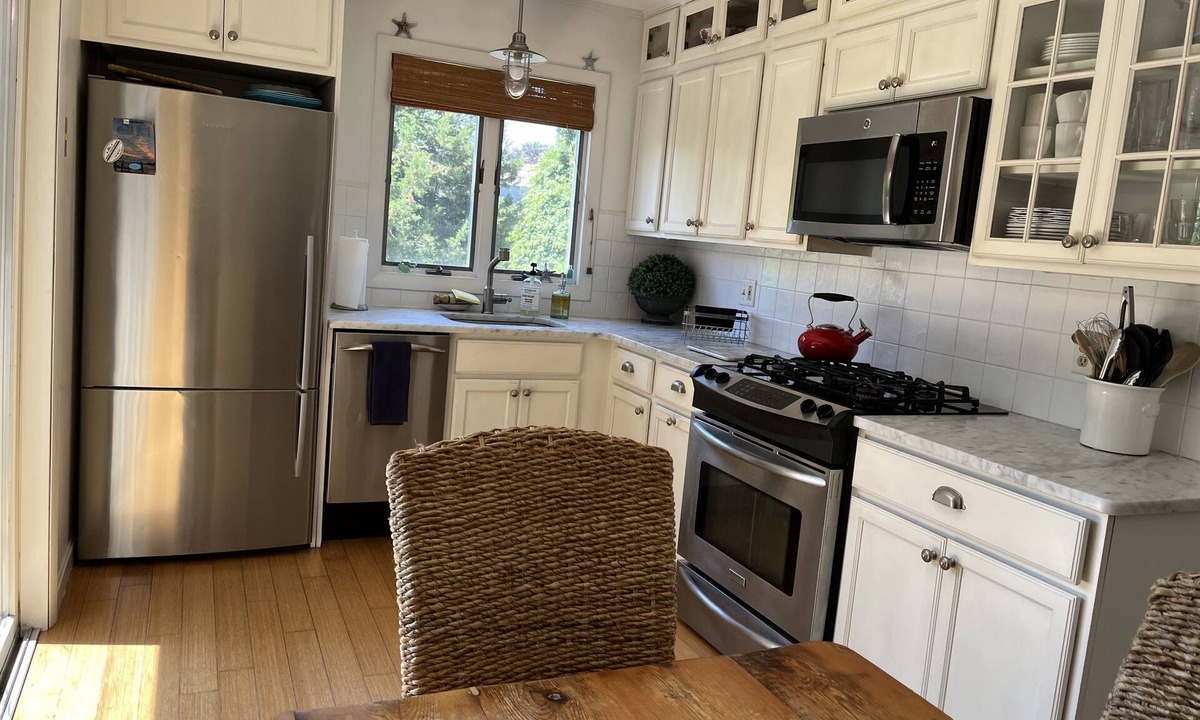 Snug Harbor House | Summer 2027 - Updated 2 Bedroom in Snug Harbor East Matunuck Pet Friendly