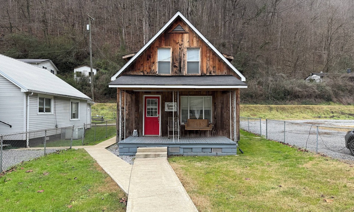 Gilbert Cabin | Summer House by LC's Lodging. 2BR 1.5Bath Close to many Hatfield McCoy Trails!