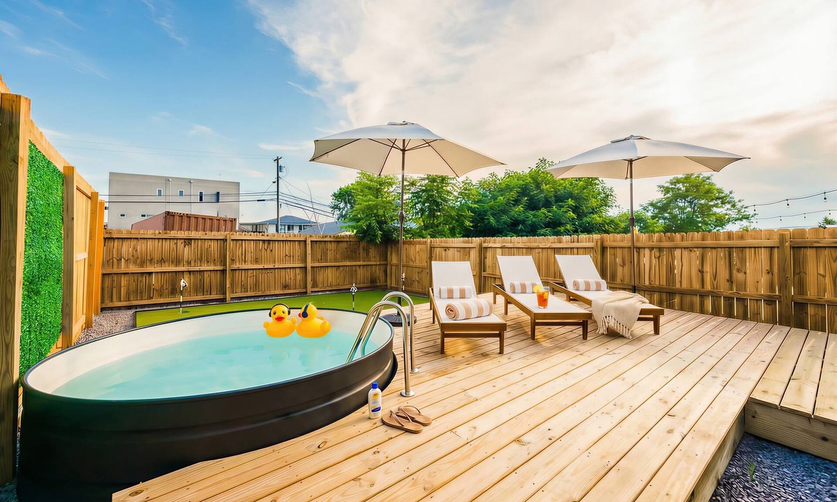 Talbot's Corner House | Summer pool, hot tub, game room, mini golf near Broadway & Nissan Stadium