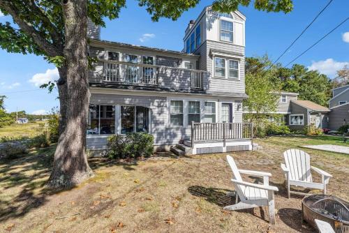 Kennebunkport House | Sunny Lighthouse Steps to Goose Rocks Beach