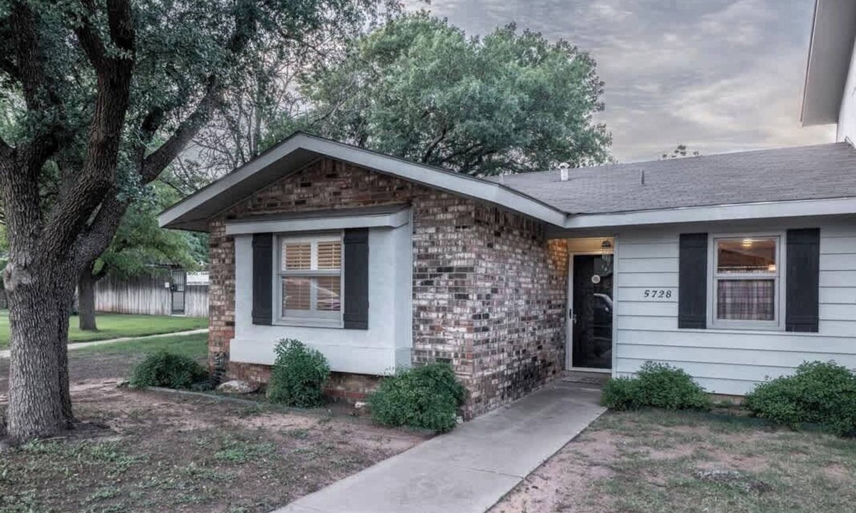 Bowie House | Sunny Side Town Home - 2BR/2BA - Seasonal Pool