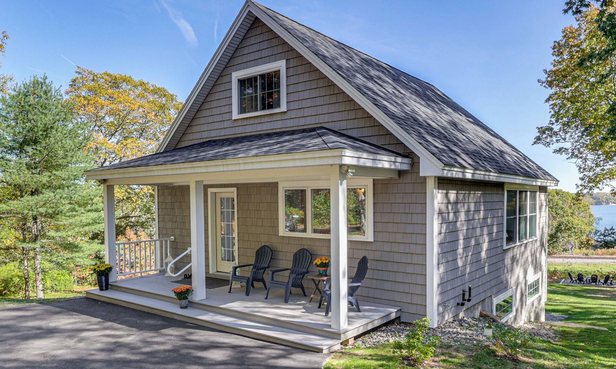 Sandy Point Cottage | Sunny Stockton Springs Home < 1 Mi to Beach!