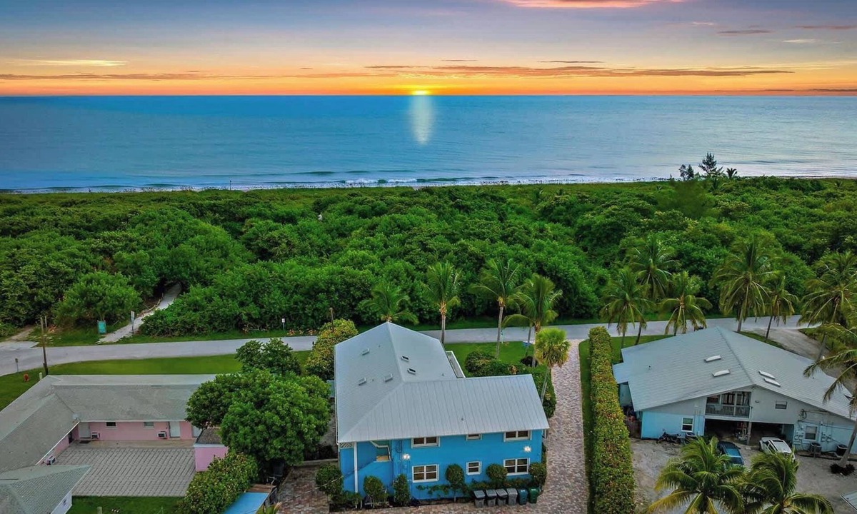 Fort Pierce Shores House | Sunrise Views & Beach Access - BBQ + Free Parking