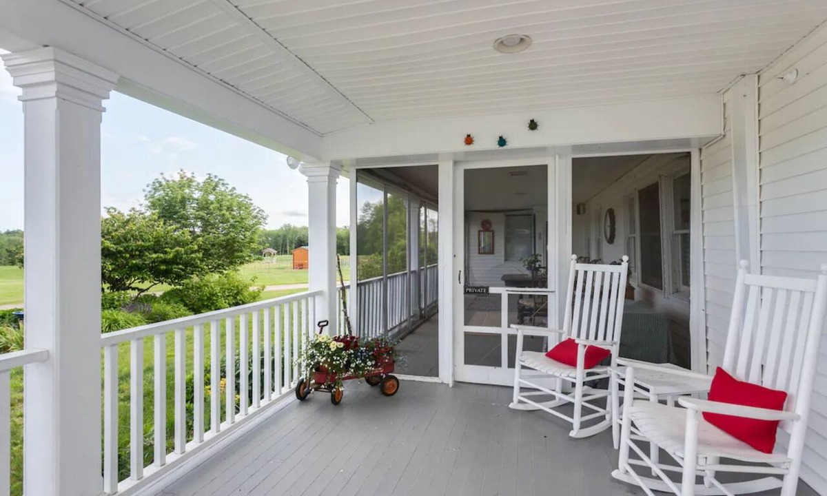 North Berwick Hotel | Sunroom Suite-Unit 1-Farmstay w/full kitchen-quiet -20 min to beach