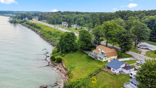 Geneva House | Sunset Haven - Lakeside Retreat in GOTL