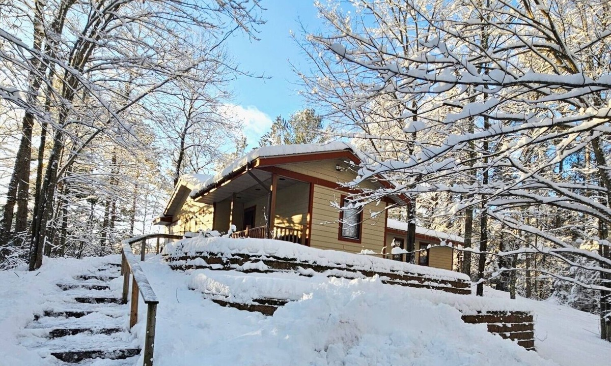 Hayward House | Sunset on the Bay | Vacation rental on Nelson | Lakefront | Private Dock