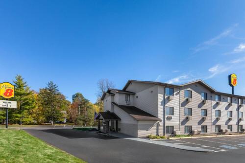 Kent Hotel | Super 8 by Wyndham Kent/Akron Area