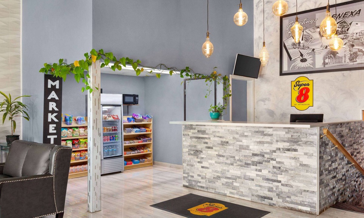 Lenexa Hotel | Super 8 by Wyndham Lenexa Overland Park/Mall Area