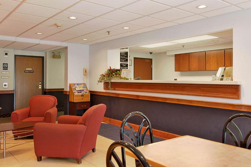 Manchester Hotel | Super 8 by Wyndham Manchester Airport