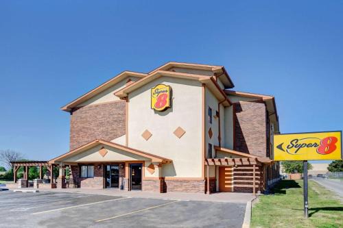 Roseville Hotel | Super 8 by Wyndham Roseville/Detroit Area