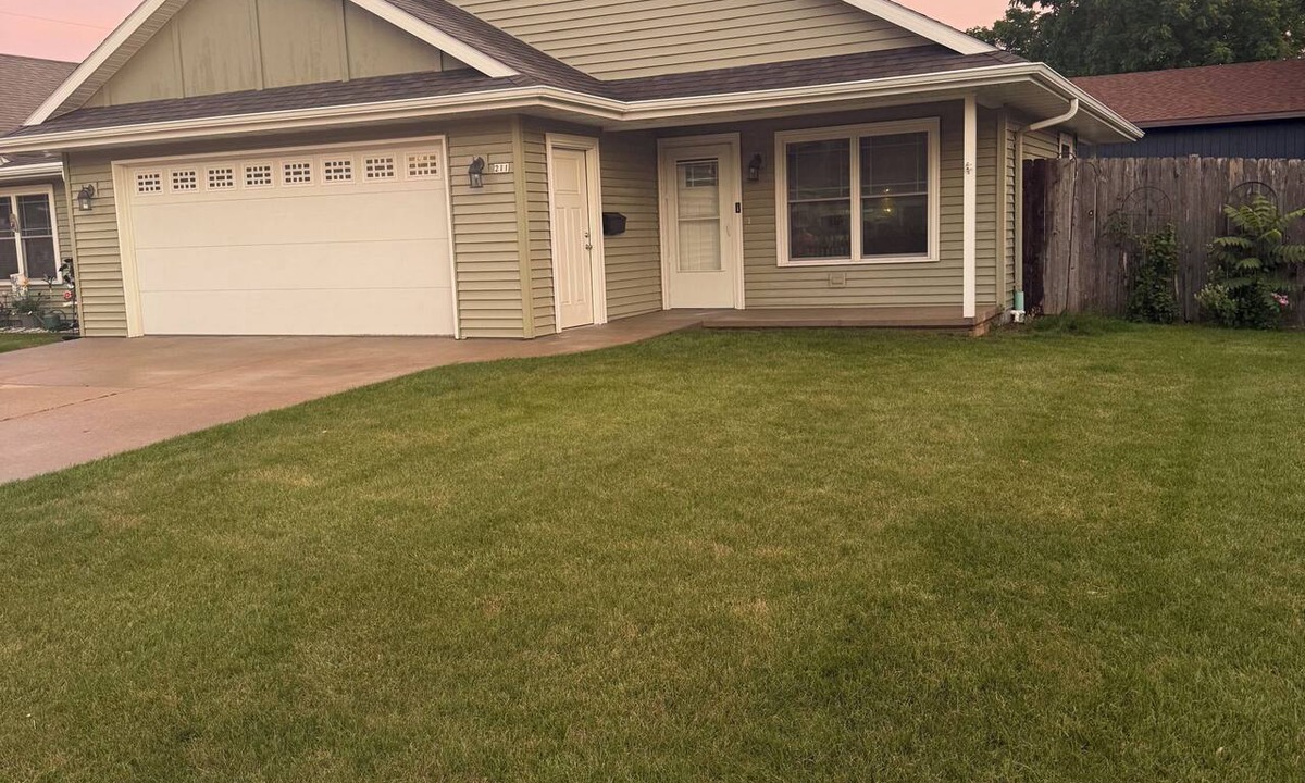 Oshkosh House | Superb 2-bedroom house in Oshkosh - WALKING DISTANCE TO EAA