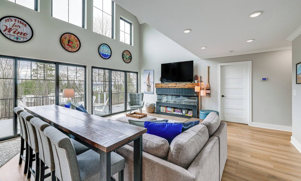 Suttons Bay House | Suttons Bay Lk House By Wineries: Hot Tub, Firepit
