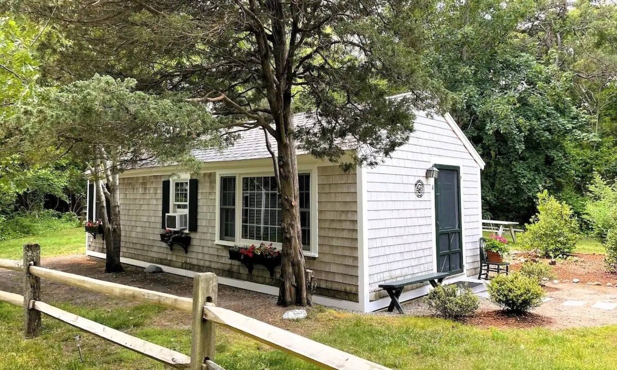 Eastham House | Sweetbriar ~ Charming Cape Cottage ~ Dog-Friendly!