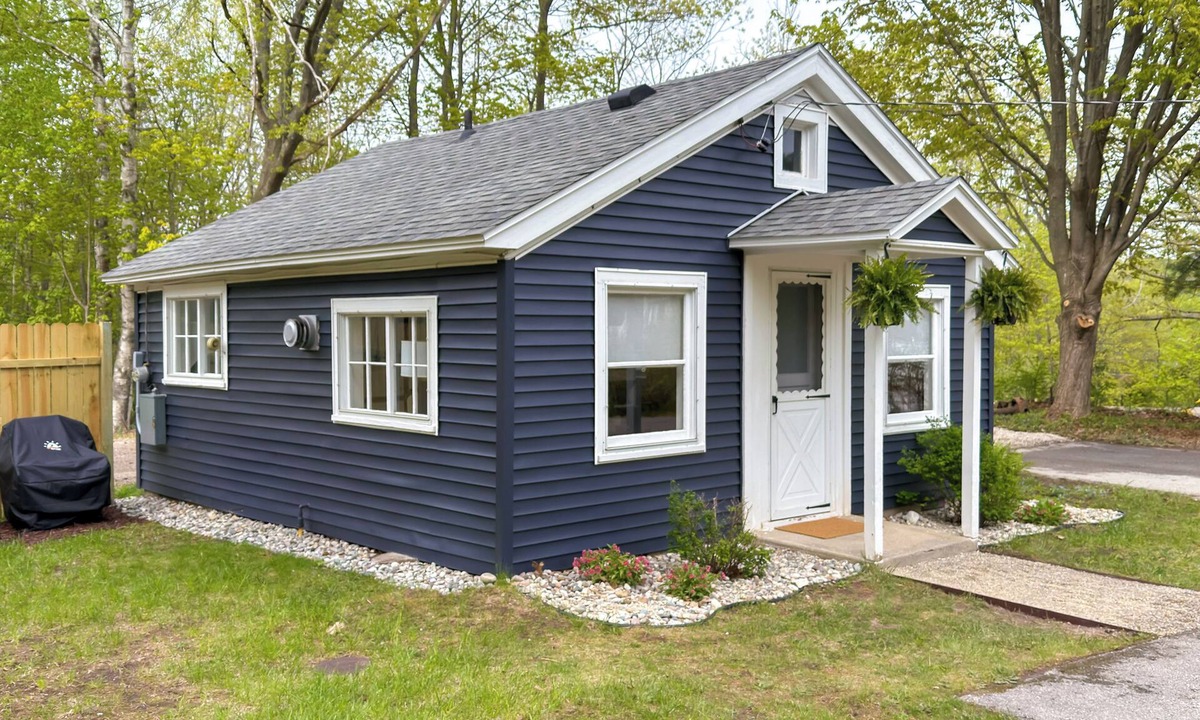 Frankfort Cottage | Swim, Hike & Unwind: Frankfort Cottage w/Fire Pit