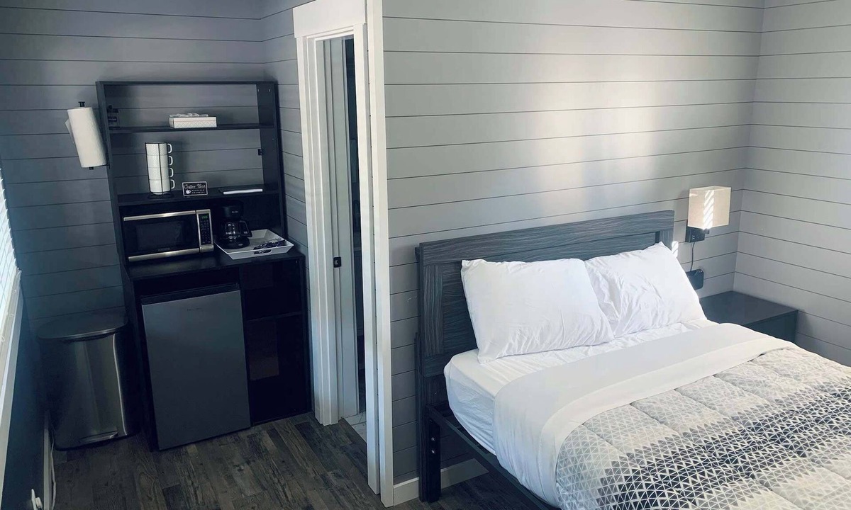 Roscommon Apartment | TeePee Room 15-Newly Renovated