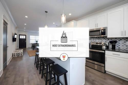 Charlotte Park House | Ten Minutes to Broadway Music City Modern Townhome